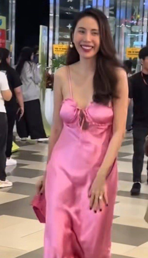 Cùng diện váy lụa hồng hoa hậu thiên ân đẹp như công chúa riêng nữ ca sĩ này lại bị chê nặng - 5