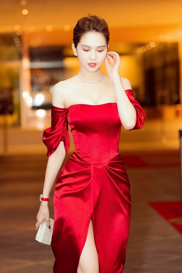 Cùng diện váy lụa hồng hoa hậu thiên ân đẹp như công chúa riêng nữ ca sĩ này lại bị chê nặng - 15