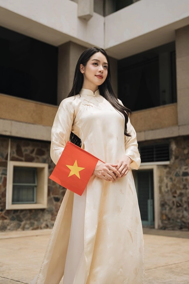 Cũng là áo dài trắng nhưng hoa hậu thanh thủy luôn thêm một chi tiết cực tinh tế - 1