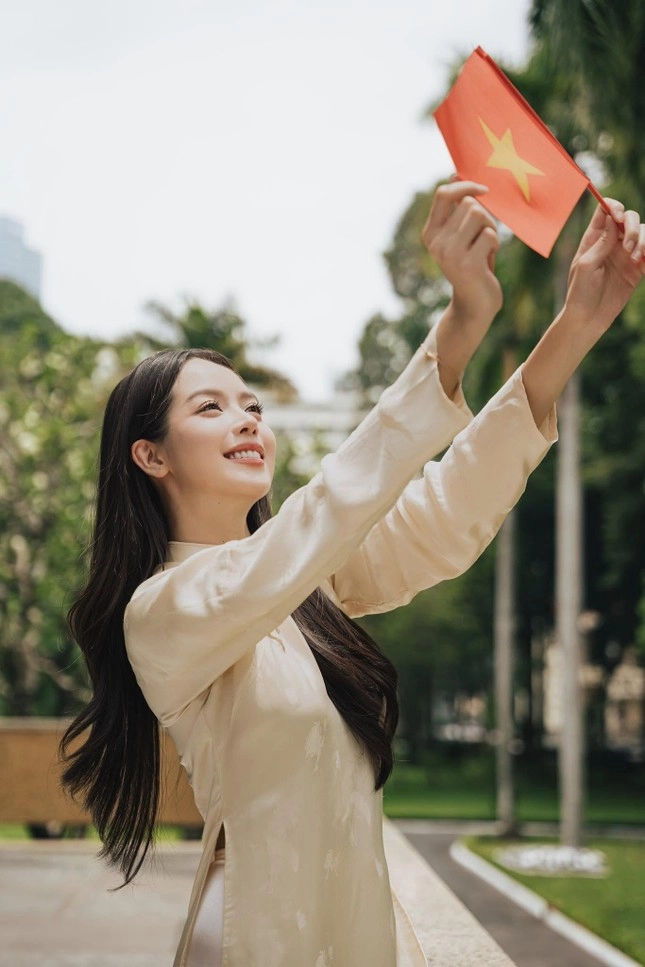 Cũng là áo dài trắng nhưng hoa hậu thanh thủy luôn thêm một chi tiết cực tinh tế - 2