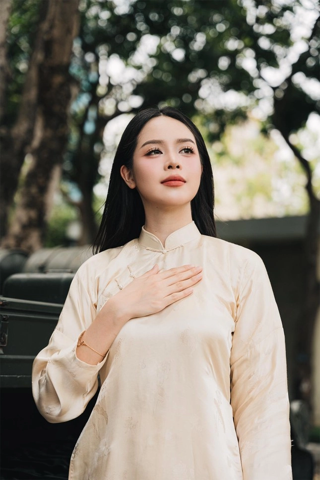 Cũng là áo dài trắng nhưng hoa hậu thanh thủy luôn thêm một chi tiết cực tinh tế - 3