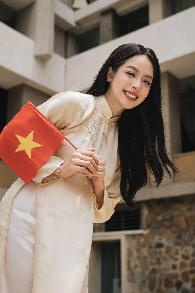 Cũng là áo dài trắng nhưng hoa hậu thanh thủy luôn thêm một chi tiết cực tinh tế - 4