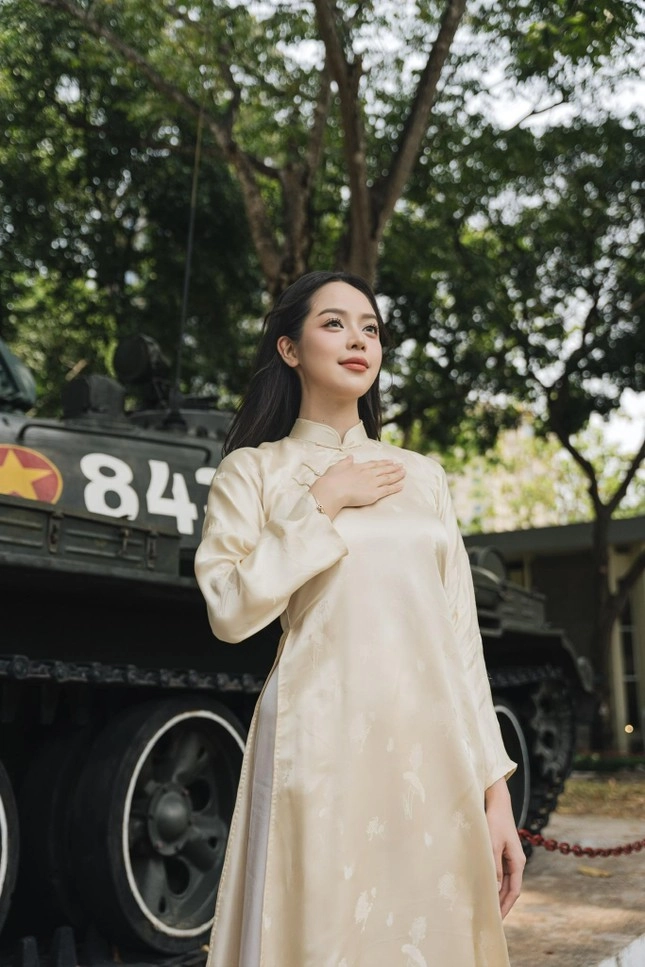 Cũng là áo dài trắng nhưng hoa hậu thanh thủy luôn thêm một chi tiết cực tinh tế - 5