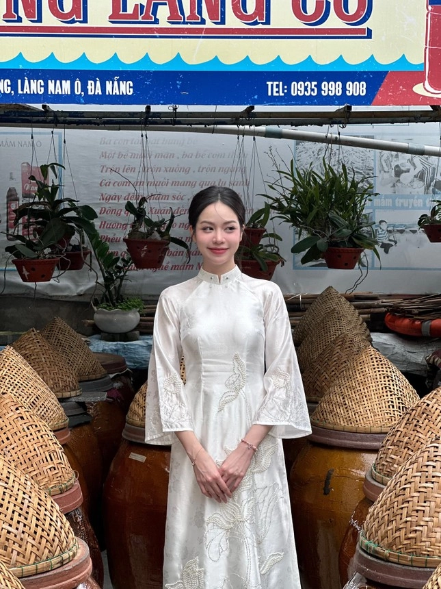 Cũng là áo dài trắng nhưng hoa hậu thanh thủy luôn thêm một chi tiết cực tinh tế - 7