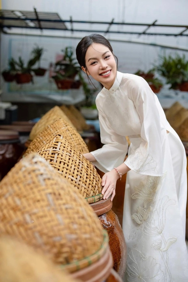 Cũng là áo dài trắng nhưng hoa hậu thanh thủy luôn thêm một chi tiết cực tinh tế - 8