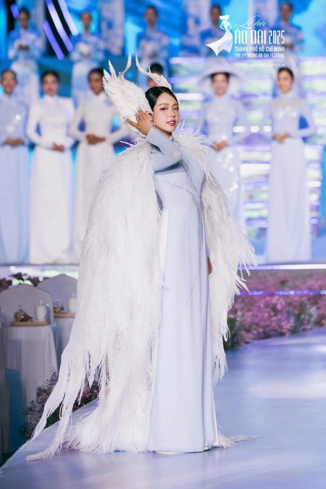 Cũng là áo dài trắng nhưng hoa hậu thanh thủy luôn thêm một chi tiết cực tinh tế - 10