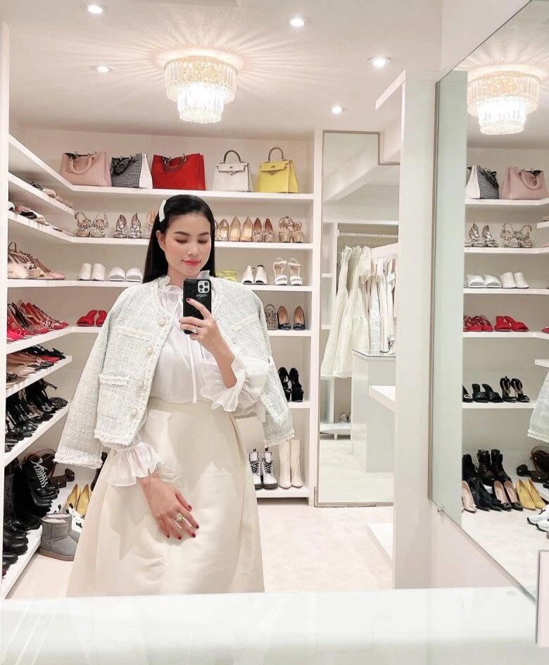 Đệ nhất hoa hậu việt rời xa showbiz một đôi dép mang 2 năm không còn đắp hàng hiệu như xưa - 10