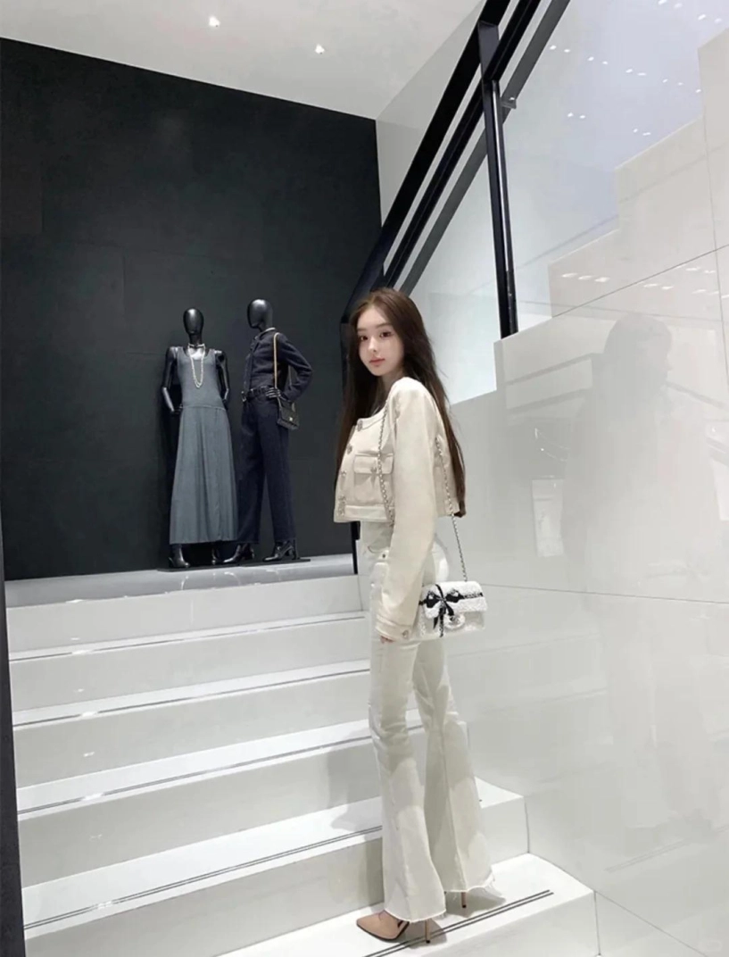 Diện quần jeans ống loe trắng không muốn bị quê mùa chị em phải nắm 5 công thức này - 3