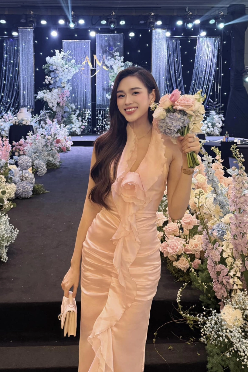 Đỗ thị hà lên đồ không trùng lặp khi dành cả thanh xuân đi ăn cưới - 1