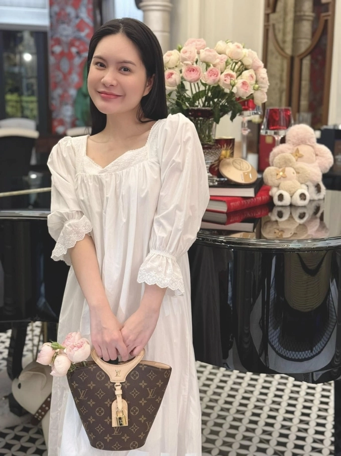 Đoàn di băng lấy túi xách hơn 70 triệu đồng để cắm hoa - 1