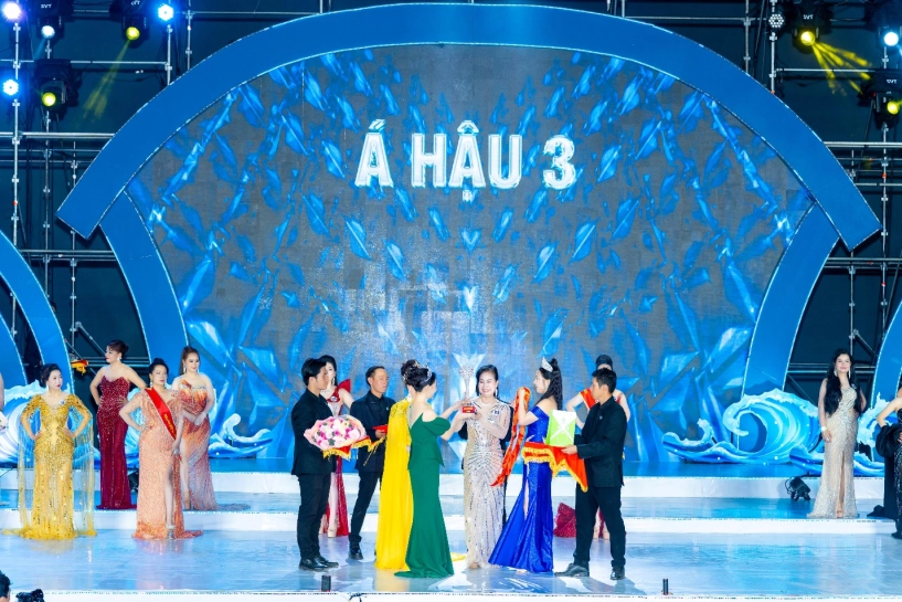Doanh nhân phạm thị minh vỡ òa khi giành danh hiệu á hậu 3 tại hoa hậu doanh nhân tài sắc việt nam 2025 - 3