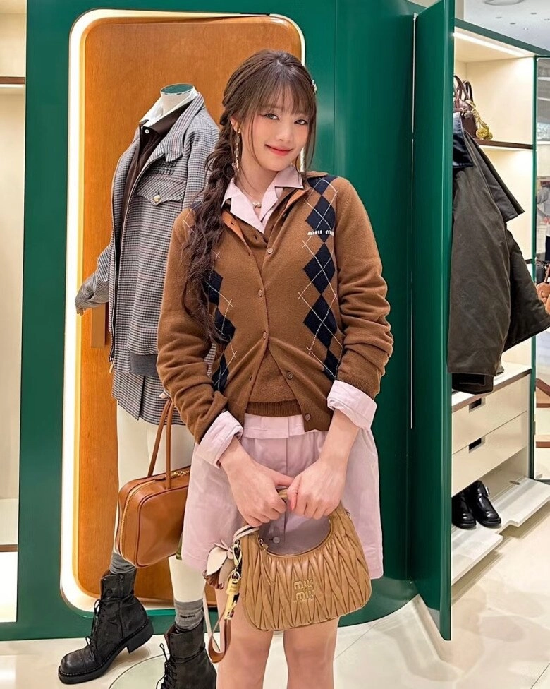 Đừng chỉ mặc một màu nâu nữa thay thế bằng cách phối này để bắt trend phong cách lulicore cực sành điệu của công chúa k-pop - 11