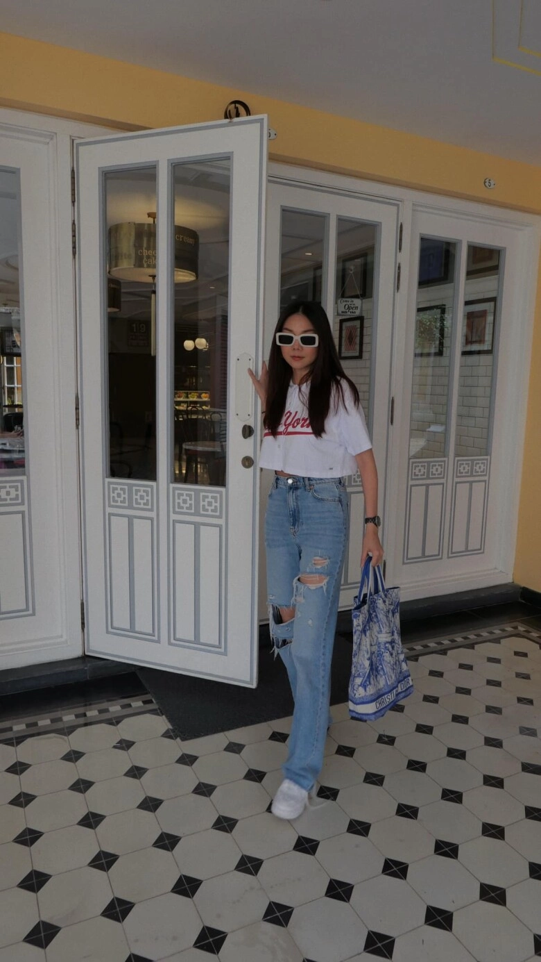 Đừng chỉ phối quần jeans với áo thun tham khảo công thức của chị đẹp tuổi 40 để nâng cấp tủ đồ xuân hè - 1
