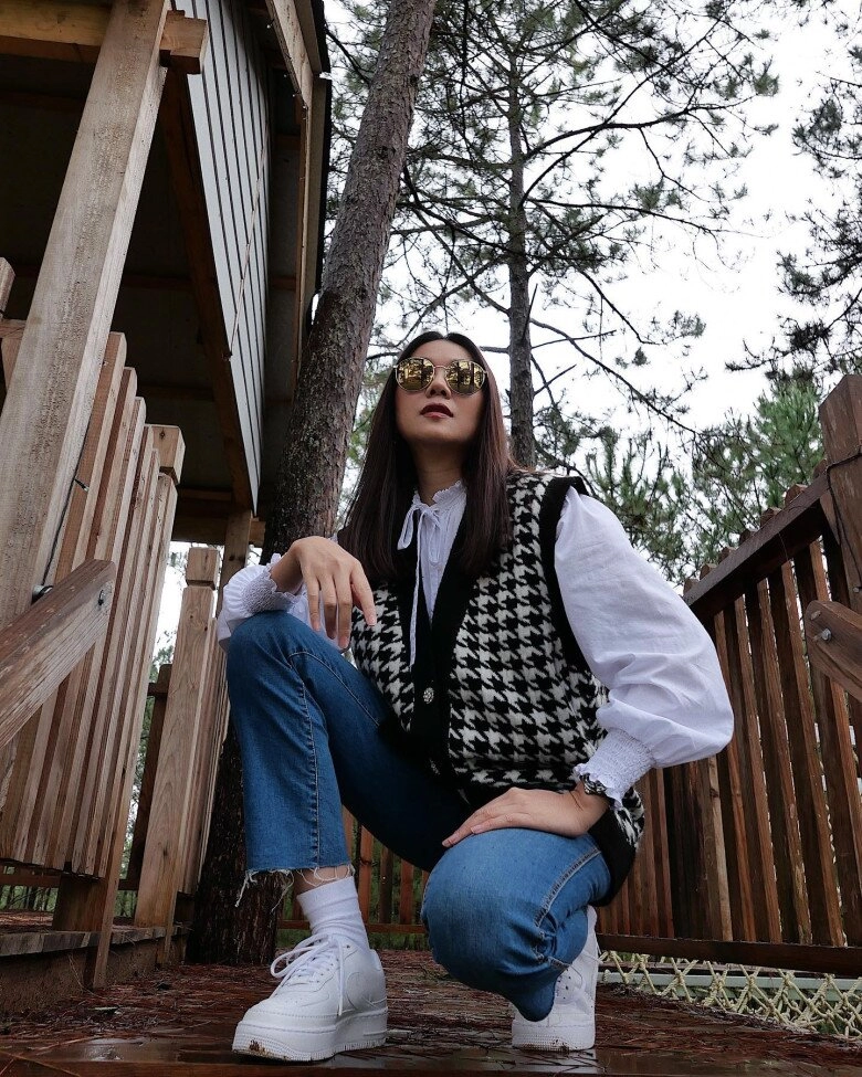 Đừng chỉ phối quần jeans với áo thun tham khảo công thức của chị đẹp tuổi 40 để nâng cấp tủ đồ xuân hè - 5