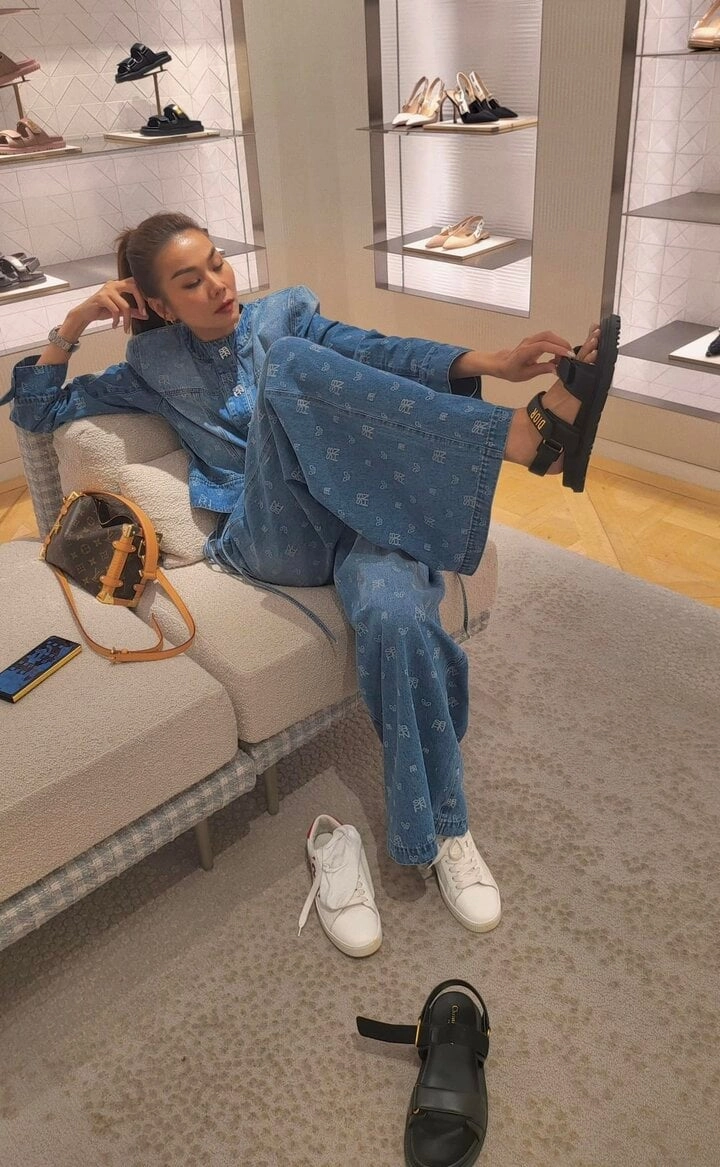 Đừng chỉ phối quần jeans với áo thun tham khảo công thức của chị đẹp tuổi 40 để nâng cấp tủ đồ xuân hè - 6