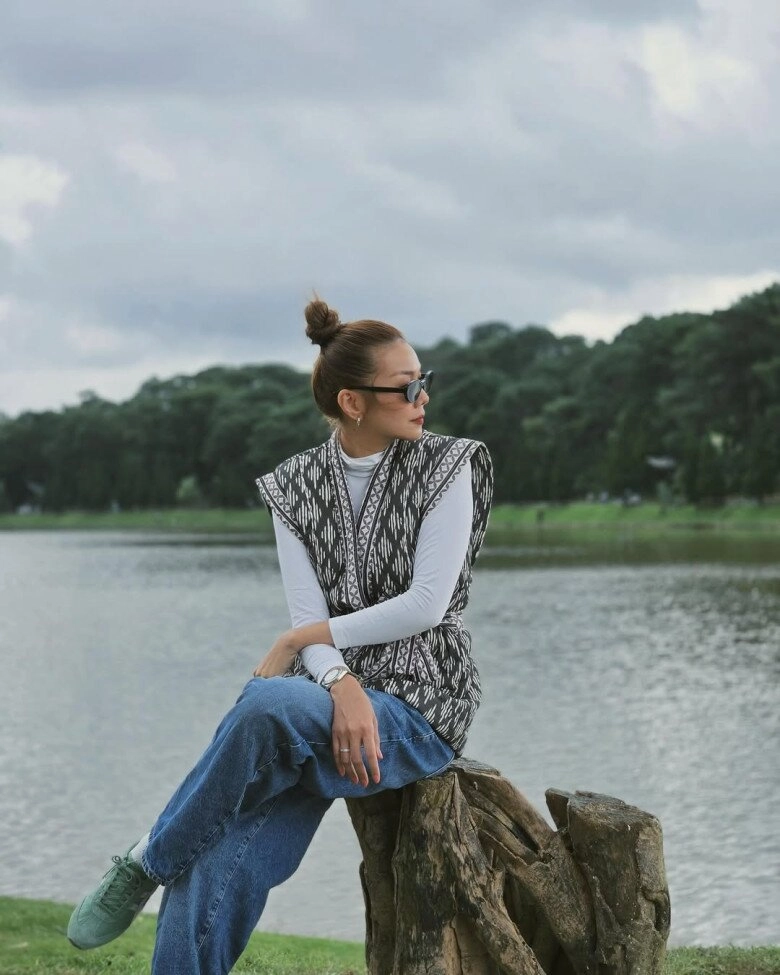 Đừng chỉ phối quần jeans với áo thun tham khảo công thức của chị đẹp tuổi 40 để nâng cấp tủ đồ xuân hè - 11