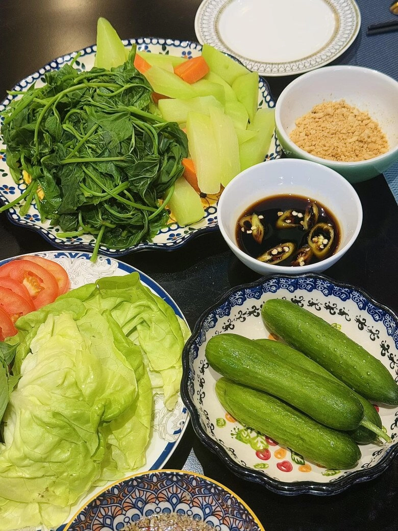 Em gái phương linh ca sĩ nhà giàu hoa hậu nhà nghèo đều khoái chí với mâm cơm từ rau sạch tự hái - 4