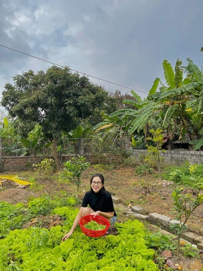 Em gái phương linh ca sĩ nhà giàu hoa hậu nhà nghèo đều khoái chí với mâm cơm từ rau sạch tự hái - 9