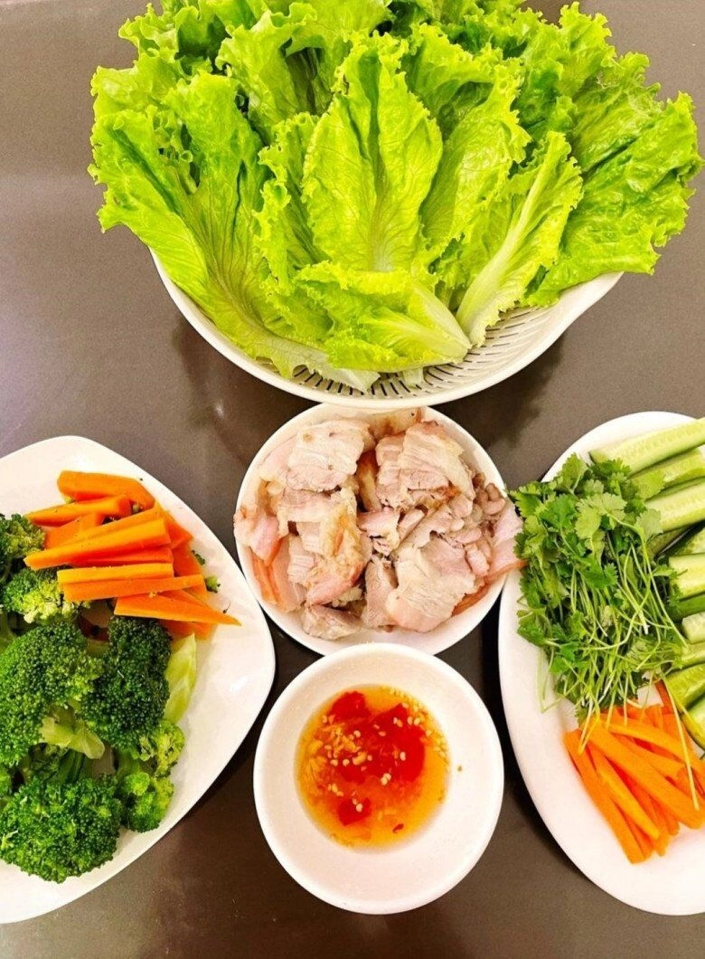 Em gái phương linh ca sĩ nhà giàu hoa hậu nhà nghèo đều khoái chí với mâm cơm từ rau sạch tự hái - 10