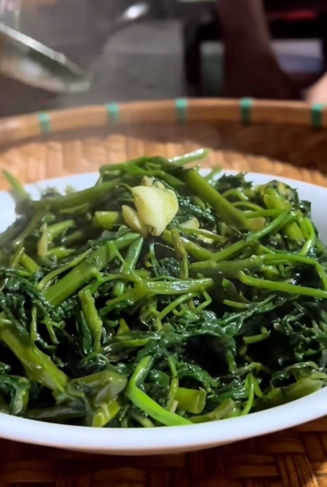 Em gái phương linh ca sĩ nhà giàu hoa hậu nhà nghèo đều khoái chí với mâm cơm từ rau sạch tự hái - 12