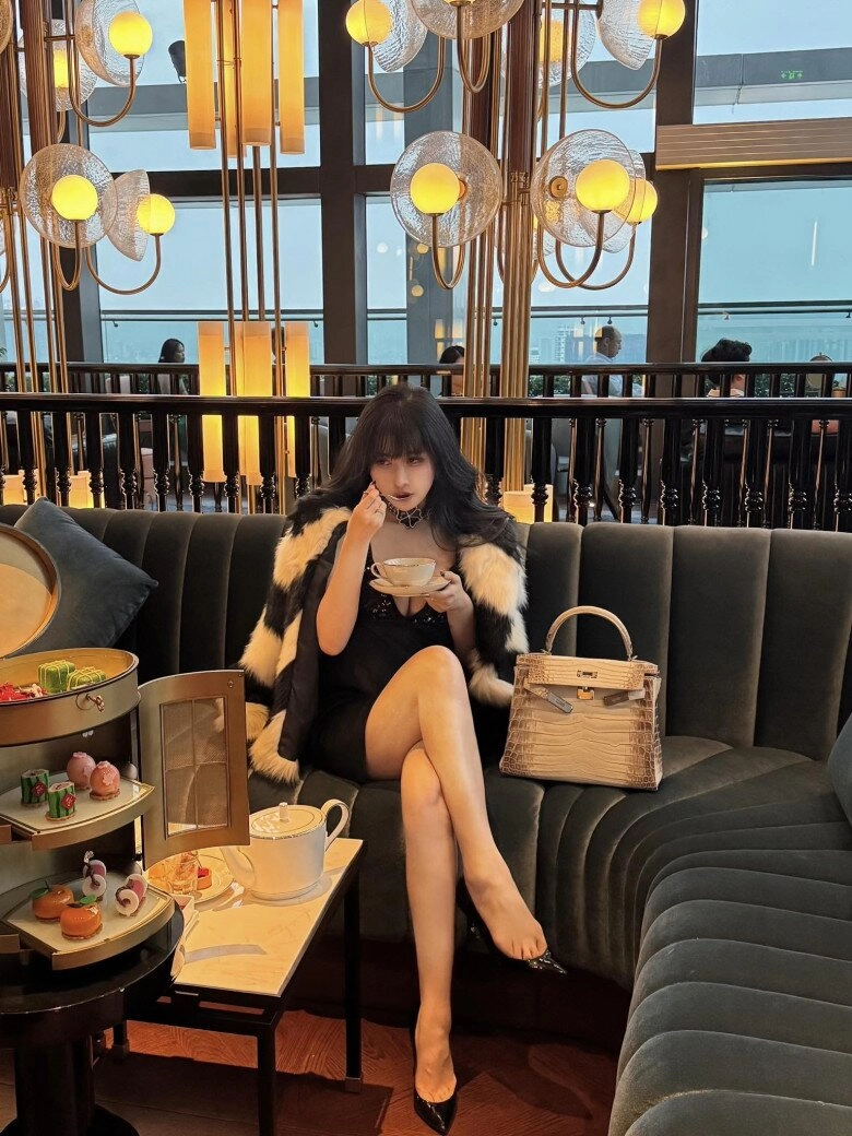 Hai phú bà bị gắn mác phá hàng hiệu giờ khác xưa người trẻ trung hơn tuổi người về đúng đẳng cấp vợ tổng tài - 8