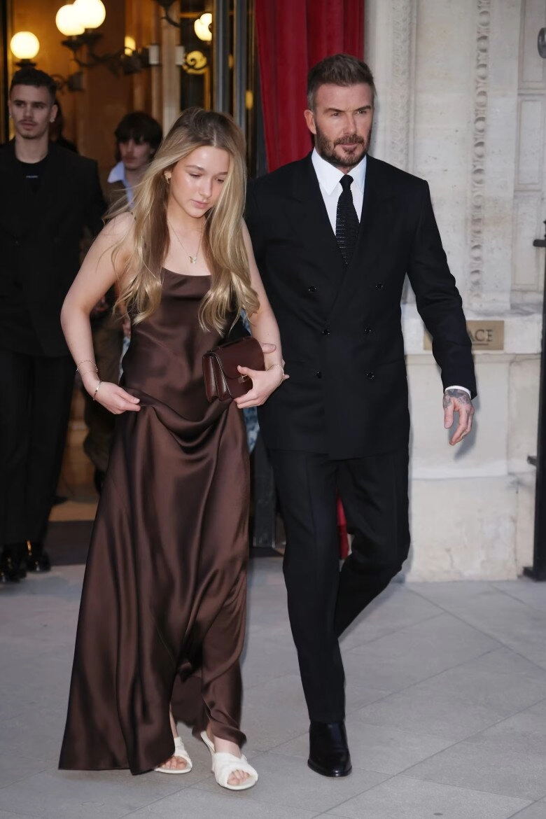 Harper beckham 14 tuổi liên tục xuất hiện với chiếc váy ngủ là của nhà trồng nhưng gây tranh cãi - 1