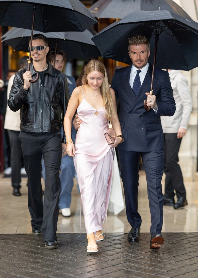 Harper beckham 14 tuổi liên tục xuất hiện với chiếc váy ngủ là của nhà trồng nhưng gây tranh cãi - 3