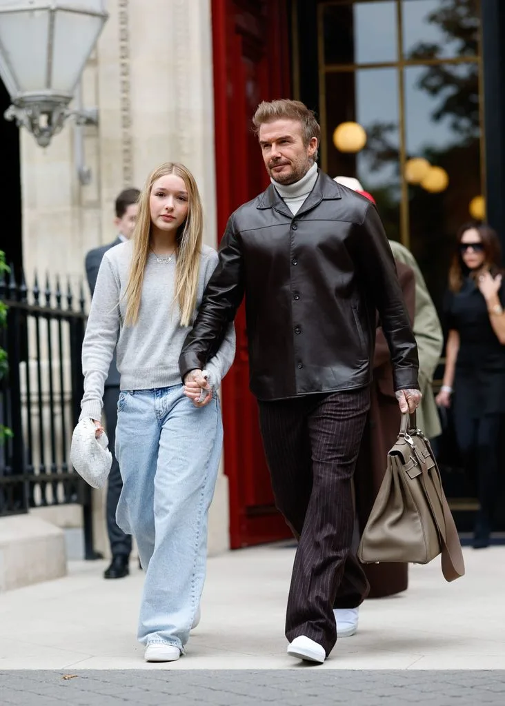 Harper beckham 14 tuổi liên tục xuất hiện với chiếc váy ngủ là của nhà trồng nhưng gây tranh cãi - 11