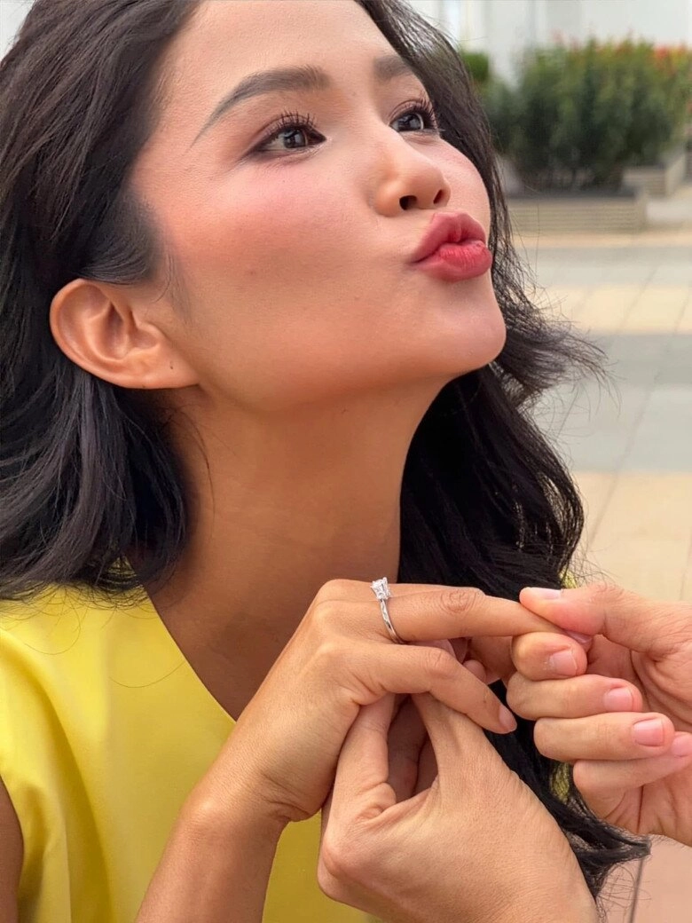 Hhen niê khi được bạn trai cầu hôn diện váy vàng chuẩn phong thuỷ nhưng nhìn đôi chân ai cũng đứng hình - 1