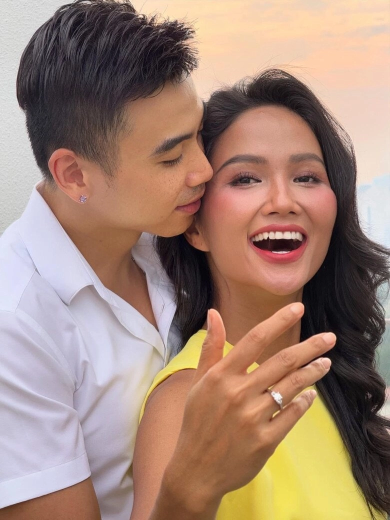Hhen niê khi được bạn trai cầu hôn diện váy vàng chuẩn phong thuỷ nhưng nhìn đôi chân ai cũng đứng hình - 2