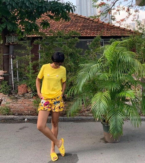 Hhen niê khi được bạn trai cầu hôn diện váy vàng chuẩn phong thuỷ nhưng nhìn đôi chân ai cũng đứng hình - 4