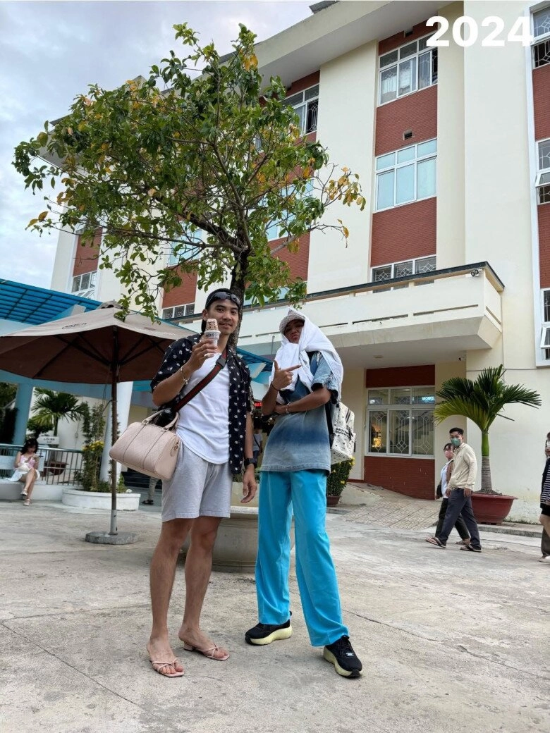 Hhen niê khi được bạn trai cầu hôn diện váy vàng chuẩn phong thuỷ nhưng nhìn đôi chân ai cũng đứng hình - 8