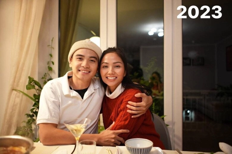 Hhen niê khi được bạn trai cầu hôn diện váy vàng chuẩn phong thuỷ nhưng nhìn đôi chân ai cũng đứng hình - 9