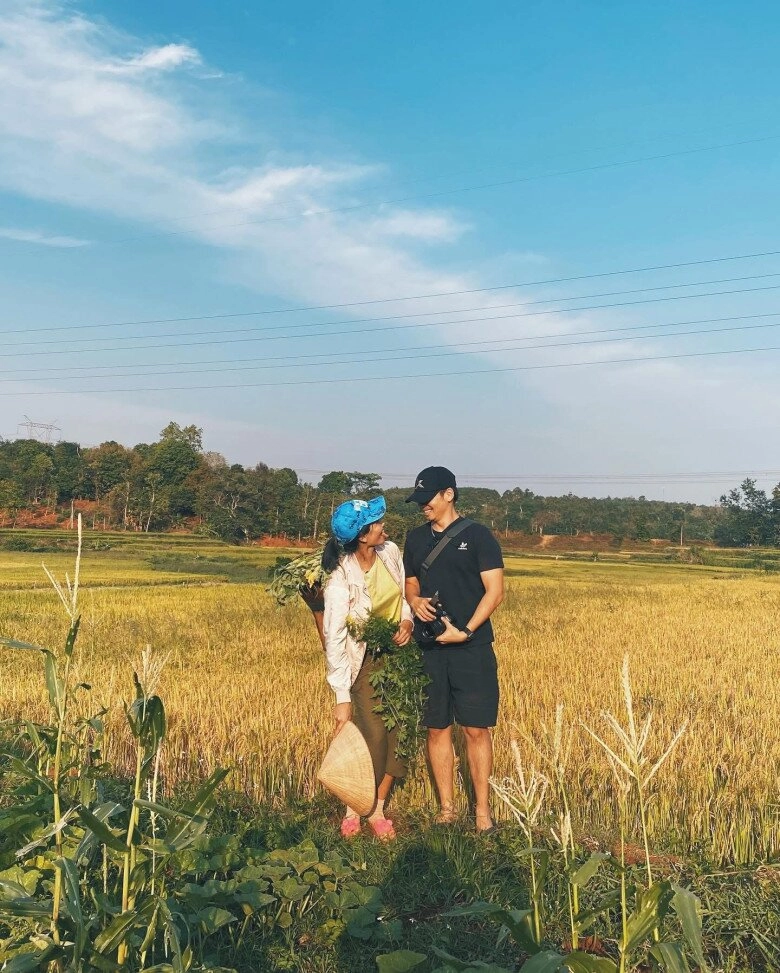 Hhen niê khi được bạn trai cầu hôn diện váy vàng chuẩn phong thuỷ nhưng nhìn đôi chân ai cũng đứng hình - 12