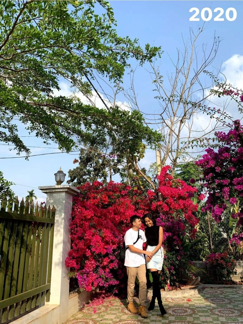 Hhen niê khi được bạn trai cầu hôn diện váy vàng chuẩn phong thuỷ nhưng nhìn đôi chân ai cũng đứng hình - 13