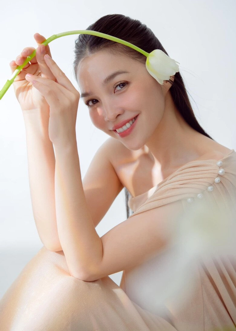 Hiền thục trẻ như gái 20 ở tuổi u45 nhờ nửa tủ đồ toàn màu hack tuổi chị em 30 sắm ngay 5 món để cải lão hoàn đồng - 1