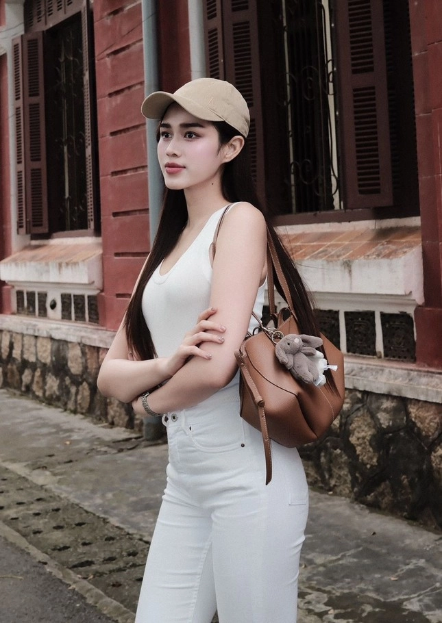 Hoa hậu đỗ thị hà đụng hàng mẫu túi đựng cả thế giới với lưu diệc phi - 4