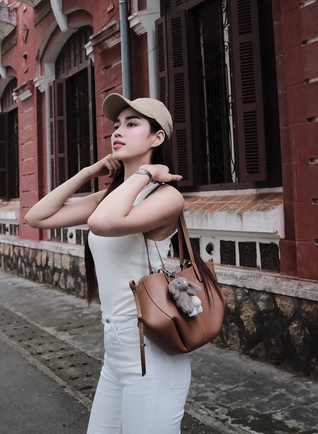 Hoa hậu đỗ thị hà đụng hàng mẫu túi đựng cả thế giới với lưu diệc phi - 6