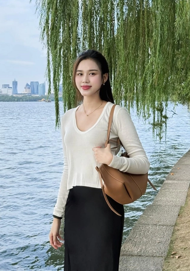 Hoa hậu đỗ thị hà đụng hàng mẫu túi đựng cả thế giới với lưu diệc phi - 7