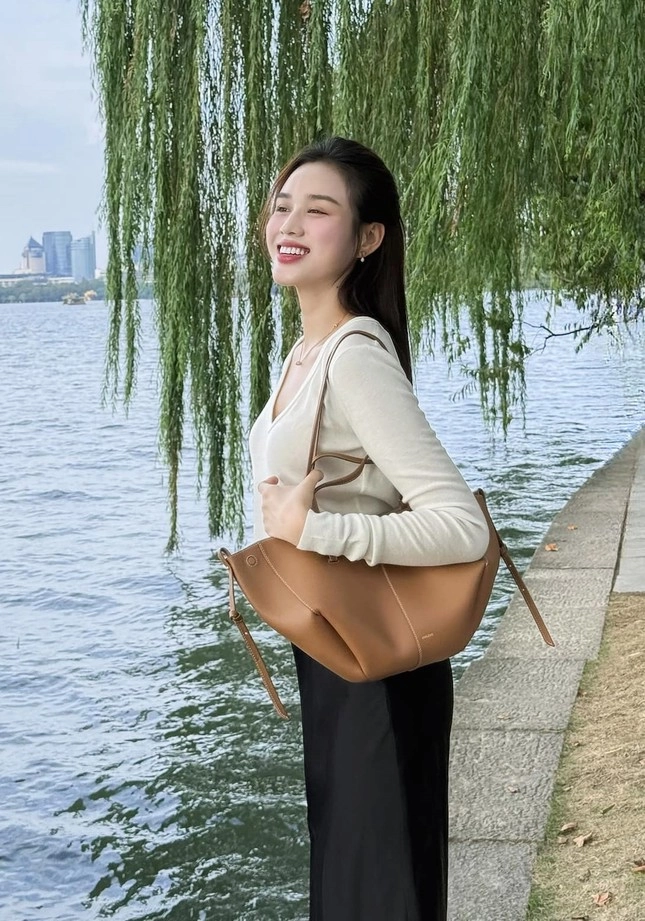 Hoa hậu đỗ thị hà đụng hàng mẫu túi đựng cả thế giới với lưu diệc phi - 8