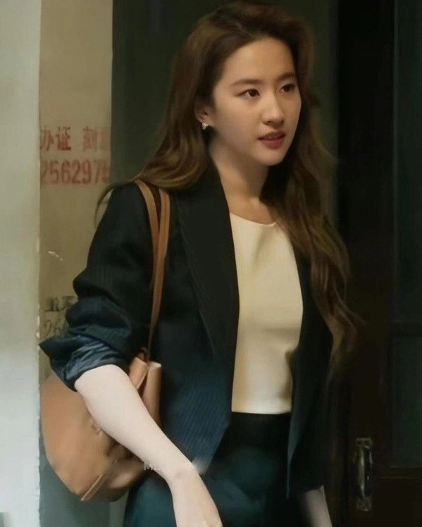 Hoa hậu đỗ thị hà đụng hàng mẫu túi đựng cả thế giới với lưu diệc phi - 9