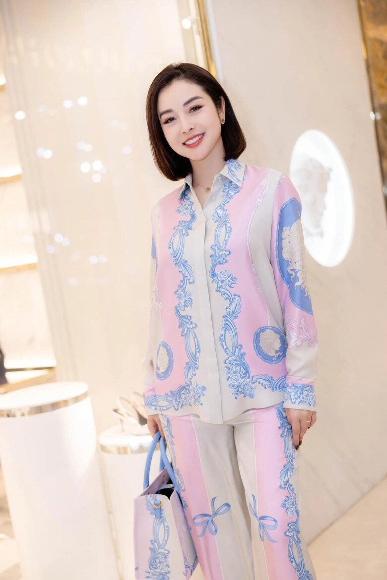 Jennifer phạm mặc đồ ngủ trăm triệu dạo phố khoe sắc mỹ miều bên cạnh người đàn ông nổi tiếng - 1