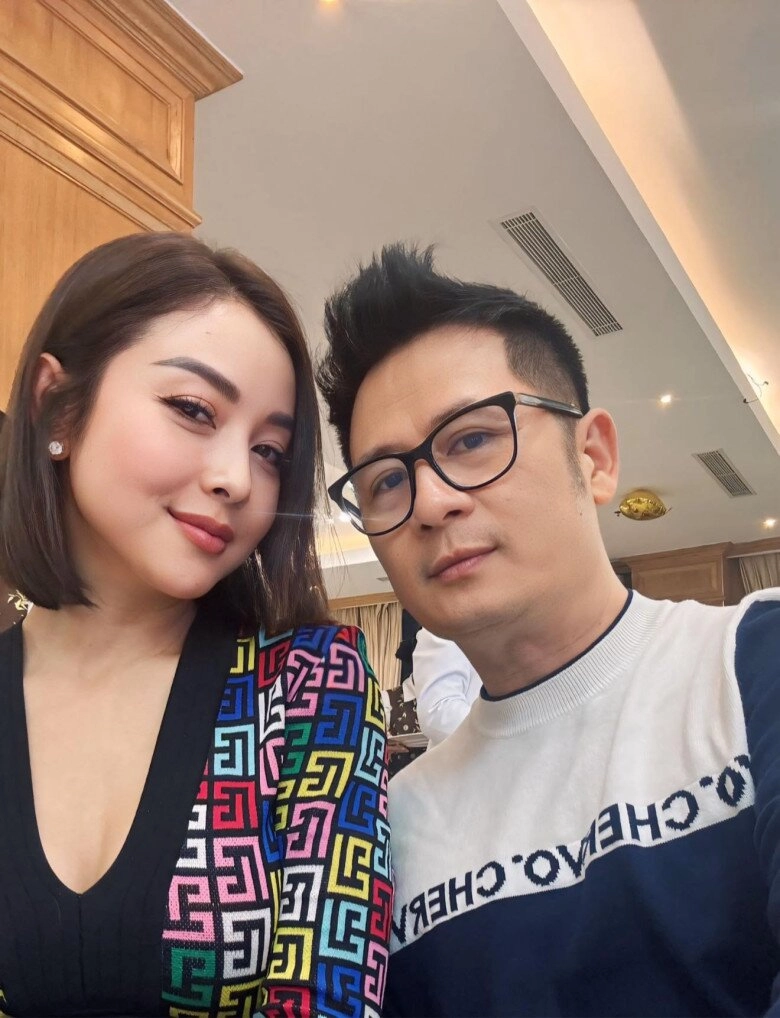 Jennifer phạm mặc đồ ngủ trăm triệu dạo phố khoe sắc mỹ miều bên cạnh người đàn ông nổi tiếng - 6