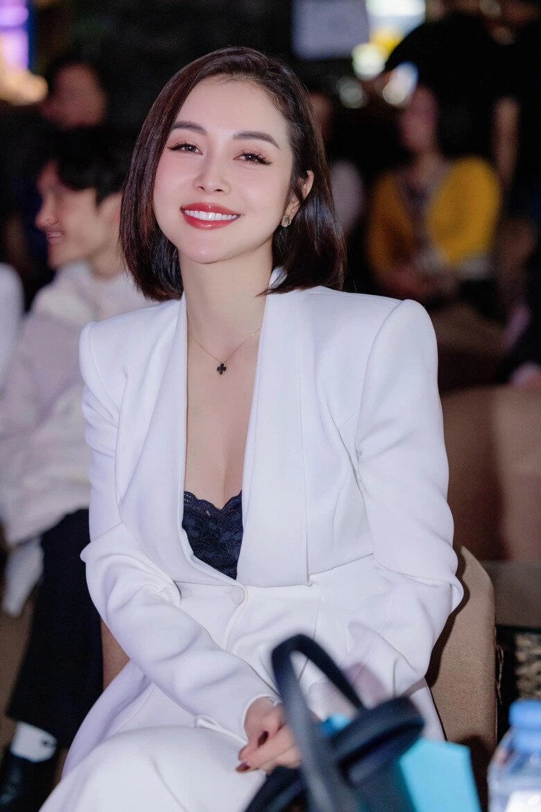 Jennifer phạm mặc đồ ngủ trăm triệu dạo phố khoe sắc mỹ miều bên cạnh người đàn ông nổi tiếng - 8