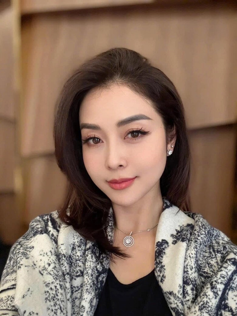 Jennifer phạm mặc đồ ngủ trăm triệu dạo phố khoe sắc mỹ miều bên cạnh người đàn ông nổi tiếng - 9