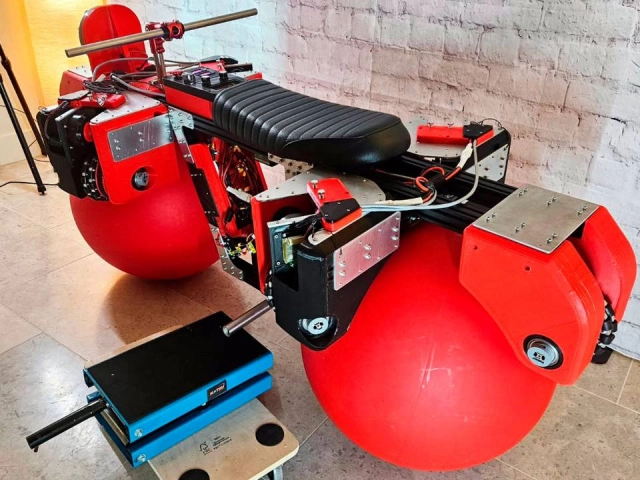 Khám phá chiếc xe máy kỳ lạ chạy bằng bóng hơi pilates thay vì bánh xe - 4