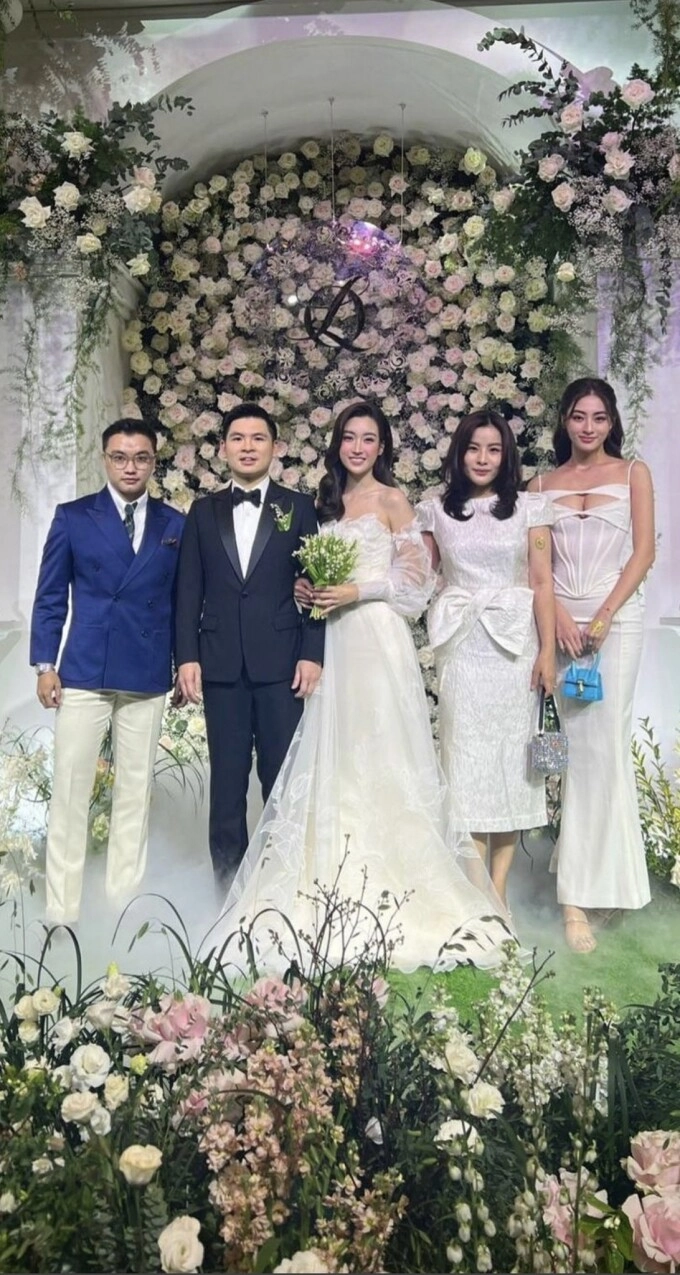 Không còn mặc táo bạo lương thùy linh nay đi ăn cưới diện màu trầm đơn giản khoe đôi chân thuộc hàng top - 1
