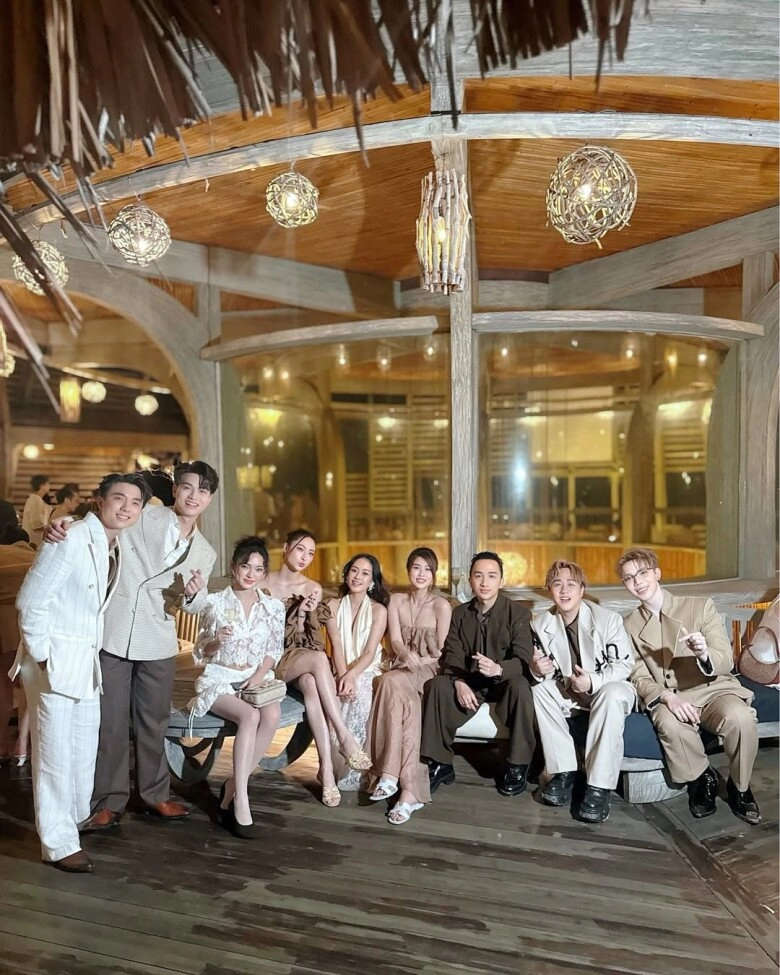 Không còn mặc táo bạo lương thùy linh nay đi ăn cưới diện màu trầm đơn giản khoe đôi chân thuộc hàng top - 2