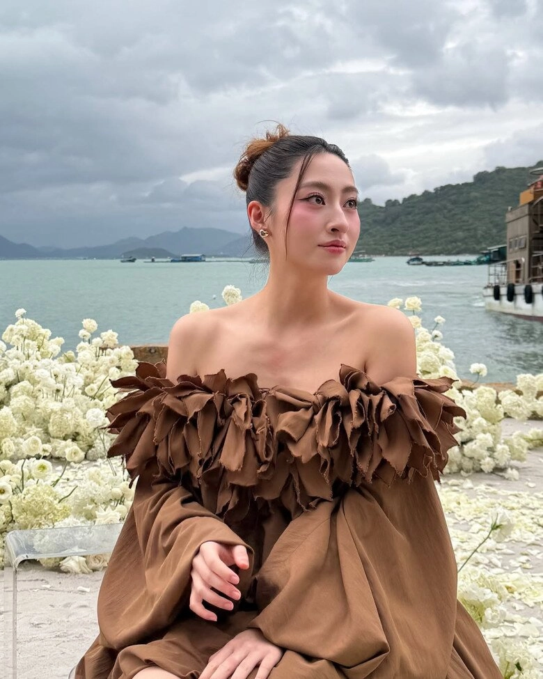 Không còn mặc táo bạo lương thùy linh nay đi ăn cưới diện màu trầm đơn giản khoe đôi chân thuộc hàng top - 4