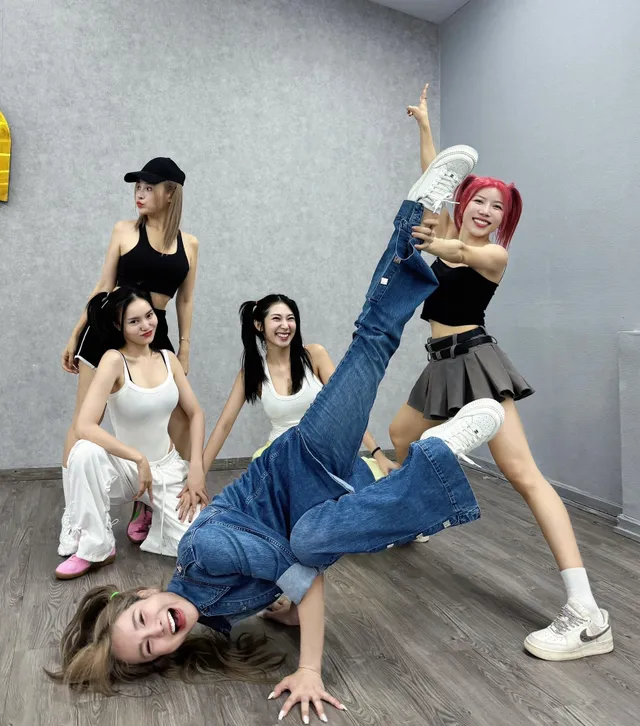 Không còn mê quyến rũ dàn chị đẹp hot nhất vbiz trùm kín mặt mũi lên đồ không chừa một khoảng hở - 3